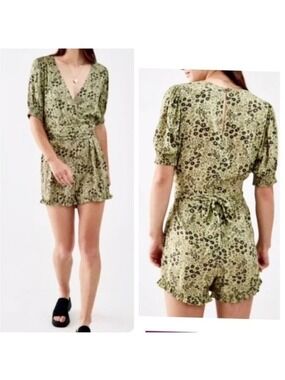 URBAN OUTFITTERS Floral BTS Romper Faux Wrap Tie Belt Shorts Jumpsuit Size Small